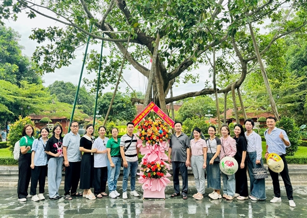 Hành trình về địa chỉ đỏ - Thăm quê Bác